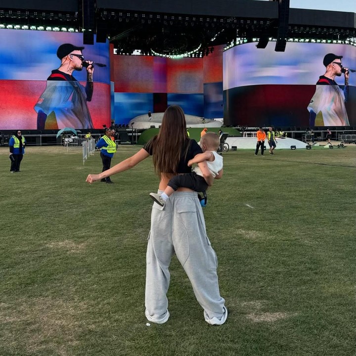 <p>Melalui unggahan di Instagram, Hailey membagikan momen manis saat ia dan sang putra datang langsung ke Indio, California, untuk menyaksikkan Justin tampil di atas panggung. "Akhir pekan yang sangat istimewa. Tak seorang pun akan pernah tahu betapa beratnya perjalanan untuk sampai di sini. Sangat bersyukur atas kehidupan yang indah ini. Sangat bangga. Mari kita ulangi semuanya lagi!!!!" tulis Hailey di caption. (Foto: Instagram @haileybieber)</p>