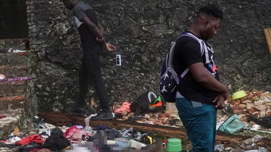 Orang-orang membantu membikin tandu untuk mengangkut jenazah korban setelah Departemen Perlindungan Sipil Haiti untuk wilayah Utara mengatakan bahwa kejadian saling sorong menewaskan beberapa orang di Benteng Laferriere, sebuah tembok awal abad ke-19 nan dipenuhi oleh siswa dan visitor untuk seremoni tahunan situs Warisan Dunia UNESCO, di Milot, Haiti, 12 April 2026. (REUTERS/Richardson Ulysse)