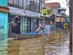 Nestapa Warga Cijagra Bandung, Antre Perahu demi Terjang Banjir