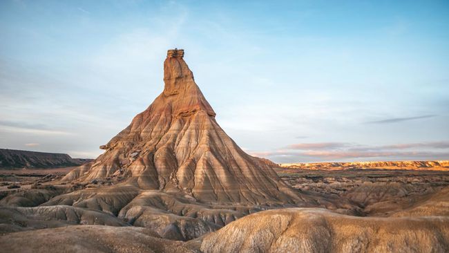 Tak perlu terbang mengelilingi bulan seperti astronot Artemis II untuk membayangkan lanskap di sana, karena sejumlah destinasi di dunia diklaim mirip di bulan.