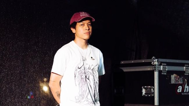 Lirik Lagu Kids - Hindia