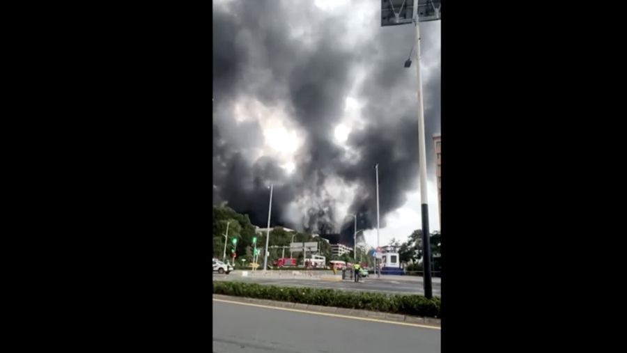 Asap mengepul dari kebakaran di tempat parkir BYD di area industri Shenzhen, Shenzhen, provinsi Guangdong, Tiongkok, 14 April 2026, dalam tangkapan layar nan diperoleh dari video media sosial. Media sosial/via REUTERS