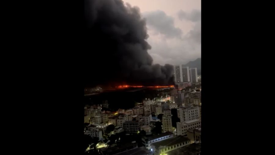Asap mengepul dari kebakaran di tempat parkir BYD di area industri Shenzhen, Shenzhen, provinsi Guangdong, Tiongkok, 14 April 2026, dalam tangkapan layar nan diperoleh dari video media sosial. Media sosial/via REUTERS