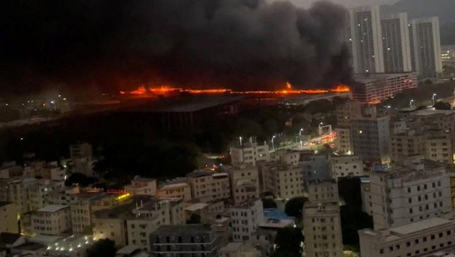 Asap mengepul dari kebakaran di tempat parkir BYD di area industri Shenzhen, Shenzhen, provinsi Guangdong, Tiongkok, 14 April 2026, dalam tangkapan layar nan diperoleh dari video media sosial. Media sosial/via REUTERS