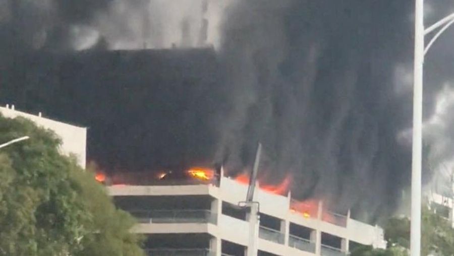 Asap mengepul dari kebakaran di tempat parkir BYD di area industri Shenzhen, Shenzhen, provinsi Guangdong, Tiongkok, 14 April 2026, dalam tangkapan layar nan diperoleh dari video media sosial. Media sosial/via REUTERS
