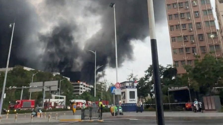 Asap mengepul dari kebakaran di tempat parkir BYD di area industri Shenzhen, Shenzhen, provinsi Guangdong, Tiongkok, 14 April 2026, dalam tangkapan layar nan diperoleh dari video media sosial. Media sosial/via REUTERS