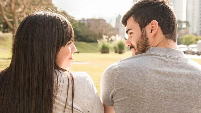 3 Cara Mengetahui Gebetan yang Diam-Diam Naksir Balik Menurut Ilmu Psikologi