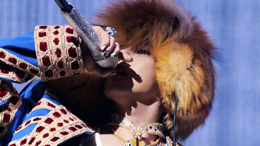 Gaya G-Dragon tampil di Coachella 2026