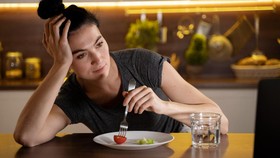 Nafsu makan bisa turun karena beberapa hal termasuk kondisi kesehatan. Berikut beberapa cara meningkatkan nafsu makan dengan sehat.