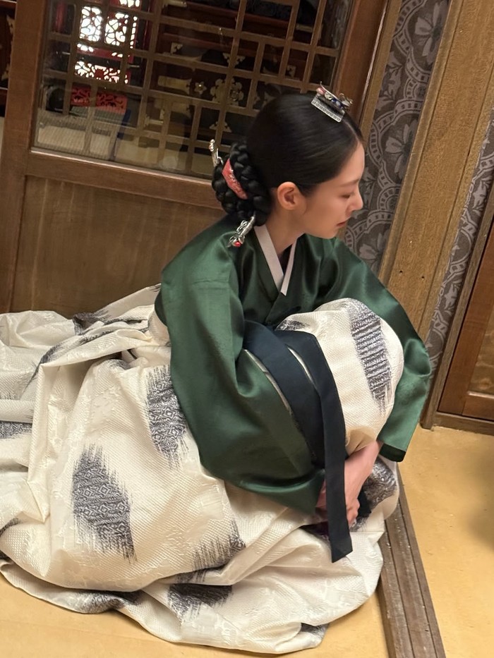 Hanbok Gong Seung Yeon di serial terbarunya selalu memiliki detail cantik berupa corak, tekstur, maupun siluet halus. Semua hal tersebut bahkan terpotret indah dalam foto-foto yang dibagikan sang aktris pada (11/4)./ Foto: instagram.com/0seungyeon