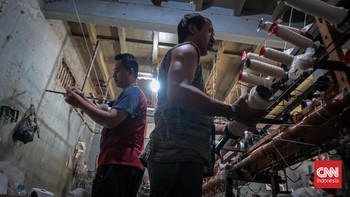 FOTO: Bahan Baku Tekstil Makin Mahal Gara-gara Perang Iran