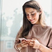4 Ciri Kepribadian Orang yang Lebih Suka Chatting daripada Telepon