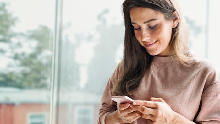 4 Ciri Kepribadian Orang yang Lebih Suka Chatting daripada Telepon