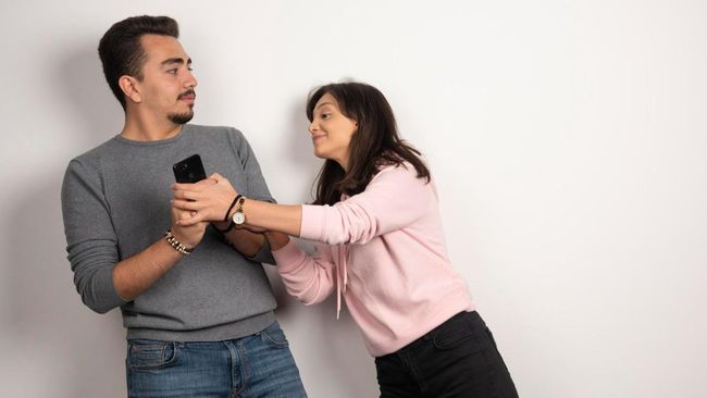 Jangan Baper Dulu, Ini Tanda-tanda Dia Belum Lupakan Mantannya