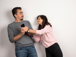 Jangan Baper Dulu, Ini Tanda-tanda Dia Belum Lupakan Mantannya