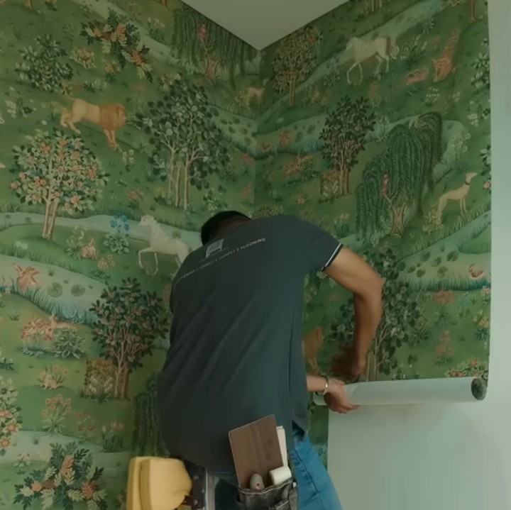 <p>Sherina pun memperlihatkan konsep kamar yang didominasi dengan warna hijau, untuk menghadirkan kesan taman. &ldquo;Terus, kalau buat skema warnanya tersendiri aku pilih hijau karena aku ingin kesannya dia lagi di taman. Terus, <em>wallpaper</em>-nya juga kayak alam yang imajinatif dan penuh nuansa dongeng,&rdquo; ujarnya.&nbsp;(Foto: YouTube Sherina Munaf)</p>