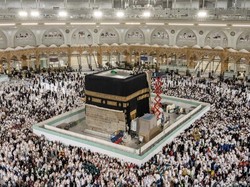 Mulai Diangkat Sebagian, Simak Serba-serbi Penggantian Kiswah Kabah