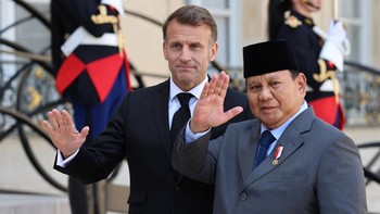 FOTO: Momen Prabowo Disambut Macron di Istana Elysee Paris