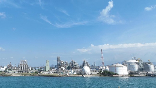 Lotte Chemical Indonesia (LCI) menurunkan produksi imbas ketersediaan bahan baku yang menipis imbas perang di Timur Tengah.