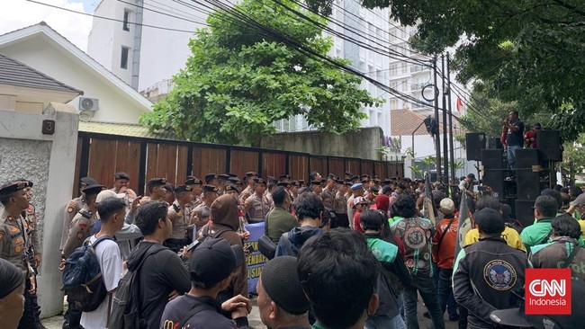 Massa Ojek Online Indonesia demo di kantor SMRC, menuntut Saiful Mujani mencabut pernyataan yang dianggap mengajak menggulingkan Presiden Prabowo.