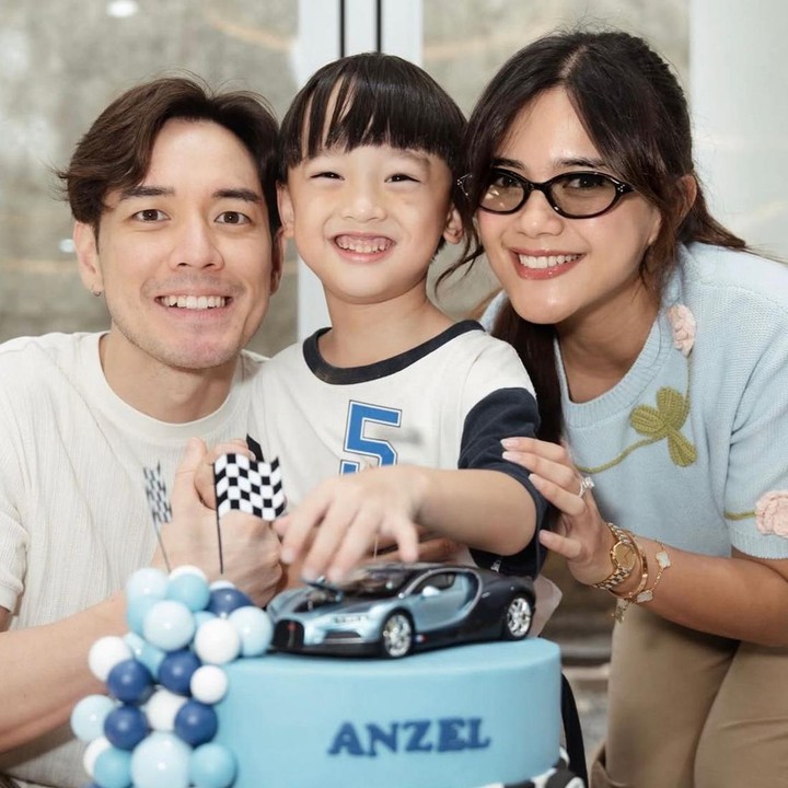 <p>Untuk merayakan hari spesial Anzel, Audi dan suami kompak membuat perayaan ulang tahun yang digelar di sekolah sang putra. Keduanya juga tampak mengabadikan setiap momen dan langsung menjadi sorotan netizen. (Foto: Instagram @anzelmaverick)</p>