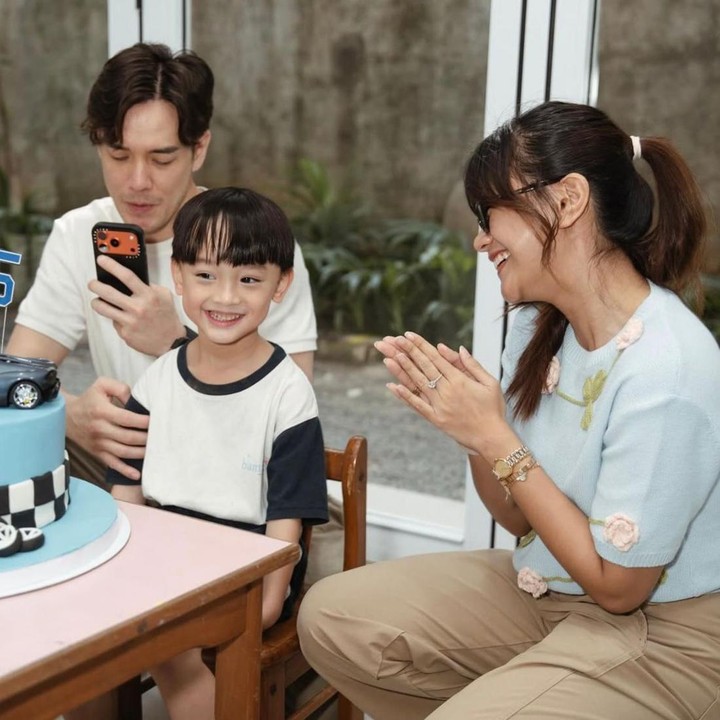 <p>Dalam salah satu foto, terlihat raut bahagia terpancar jelas dari wajah mereka saat bernyanyi bersama. Di hari bahagianya, Anzel pun tampak begitu ceria dan menunjukkan senyum manisnya sepanjang acara berlangsung. "Ulang tahunku," tulis lewat akun Instagram <em>@anzelmaverick.</em> (Foto: Instagram @anzelmaverick)</p>