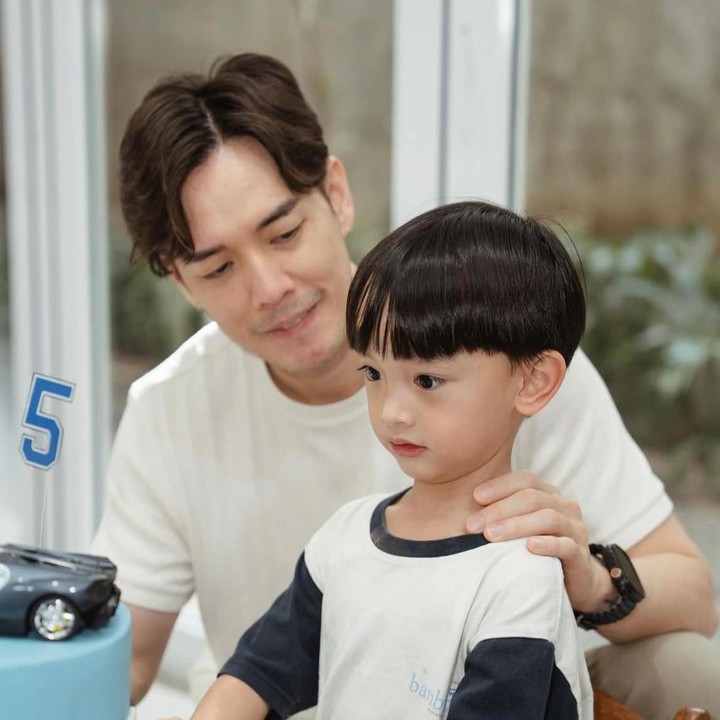 <p>Meski sempat menjadi tanda tanya publik karena jarang terlihat bersama, kali ini Anthony tampak hadir di perayaan ulang tahun Anzel. Anthony dan Audi&nbsp; pun kompak memakai <em>outfit</em> bernuansa putih. (Foto: Instagram @anzelmaverick)</p>