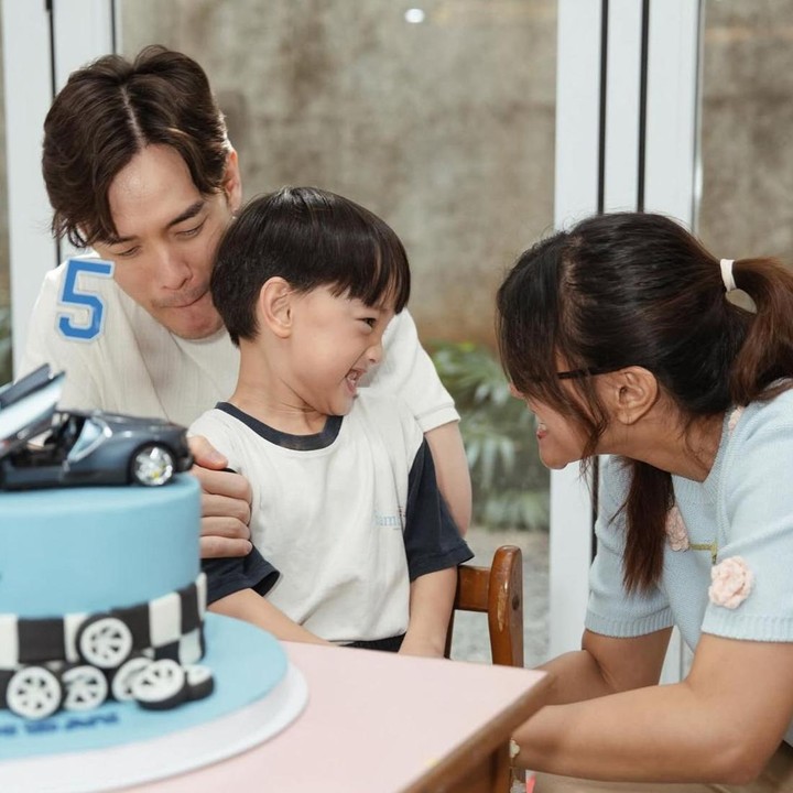 <p>Mengintip dari unggahan di Instagram, banyak netizen yang salah fokus dengan kebersamaan mereka. Salah satunya datang dari akun Instagram<em> @hel****</em> yang menulis, &ldquo;Yeay akhirnya ada foto bertiga. Sehat-sehat terus Anzel dan keluarga&rdquo;. &ldquo;Senang banget ada foto bertiga,&rdquo; ungkap <em>@sis****</em>. &ldquo;Foto termahal bertiga,&rdquo; tambah <em>@feb****</em>. (Foto: Instagram @anzelmaverick)</p>