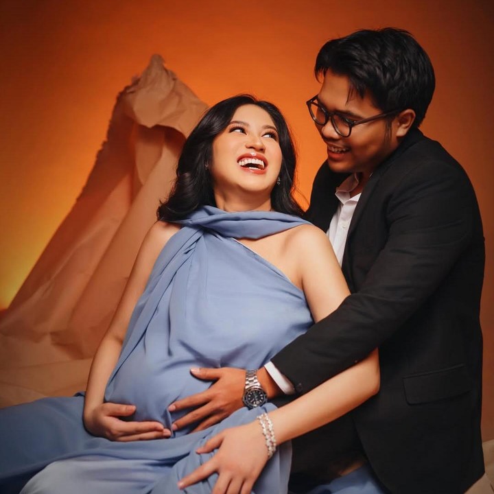 <p>Ochi Rosdiana mengumumkan kehamilan pertamanya pada awal November 2025. Ochi hamil setelah sembilan bulan menikah dengan Luthfi Arif Adianto. Tak lama setelah mengumumkan kabar bahagia ini, Ochi dan suami mengungkap jenis kelamin anak pertama mereka. Pasangan ini bakal dikaruniai anak laki-laki, Bunda. (Foto: Instagram @ochi24)</p>