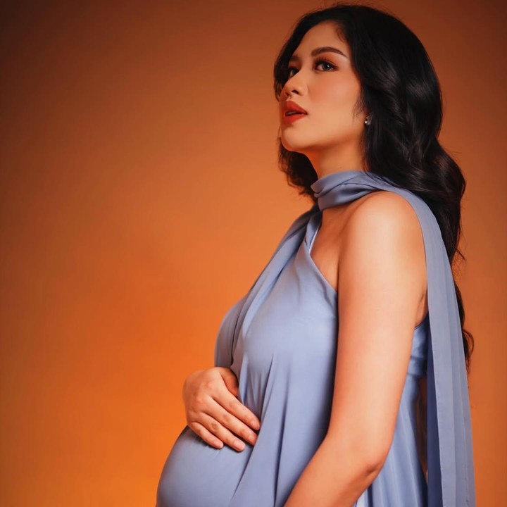 <p>Sejak mengumumkan kehamilannya, Ochi memutuskan rehat dari dunia akting. Perempuan kelahiran Kota Depok ini fokus menjalani kehamilan dan lebih banyak menghabiskan waktu bersama keluarga. Pada awal tahun ini, Ochi terbang ke Bali untuk <em>babymooon</em> bersama suaminya. (Foto: Instagram @ochi24)</p>