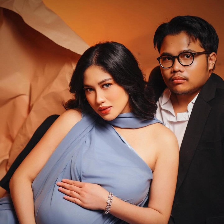 <p>Artis Ochi Rosdiana sebentar lagi melahirkan anak pertamanya, Bunda. Jelang persalinan, Ochi membagikan potret <em>maternity shoot</em> kehamilannya ke publik. Dalam potret ini, Ochi mengabadikan momen spesial bersama suaminya Luthfi Arif Adianto. (Foto: Instagram @ochi24)</p>