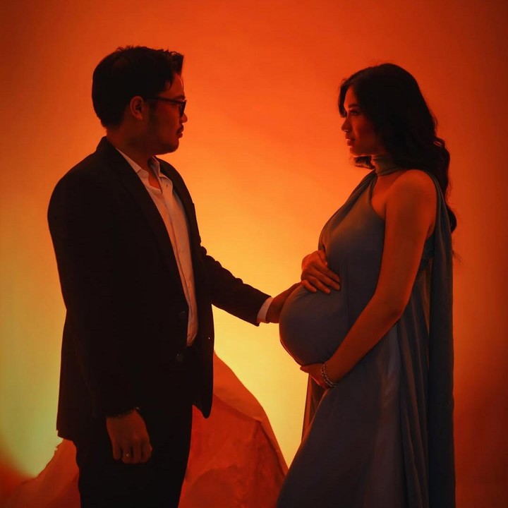 <p>Melalui unggahan ini, Ochi mengungkap proses persalinannya yang semakin dekat. Mantan anggota JKT48 ini juga menuliskan perasaannya yang sudah tak sabar untuk bertemu sang anak. "Calon orang tua baru... 99% selesai! Segera menjadi keluarga dengan tiga anggota!" tulisnya. (Foto: Instagram @ochi24)</p>