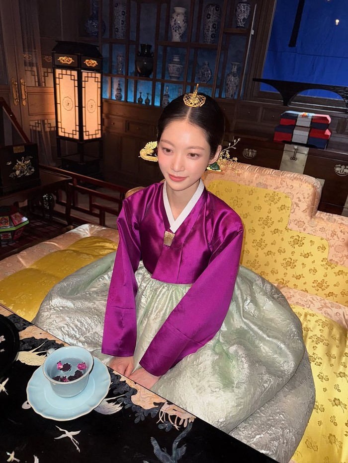 Para netizen Korea bahkan kompak menyebut bahwa hanbok adalah pakaian yang paling cocok dengan Gong Seung Yeon karena sang aktris memiliki paras oriental serta pancaran lembut yang merepresentasikan kecantikan khas Korea./ Foto: instagram.com/0seungyeon