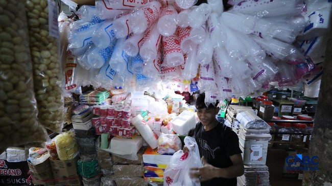 Wamenperin Sentil Keras Spekulan, Tegaskan Bahan Baku Plastik RI Aman