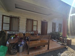 Belingsatan Puluhan WNA Saat Tinggalkan Kantor Siber di Sukabumi