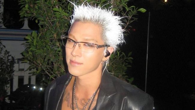 7 Potret Taeyang BIGBANG Tampil Telanjang Dada Pamer ABS di Coachella 2026