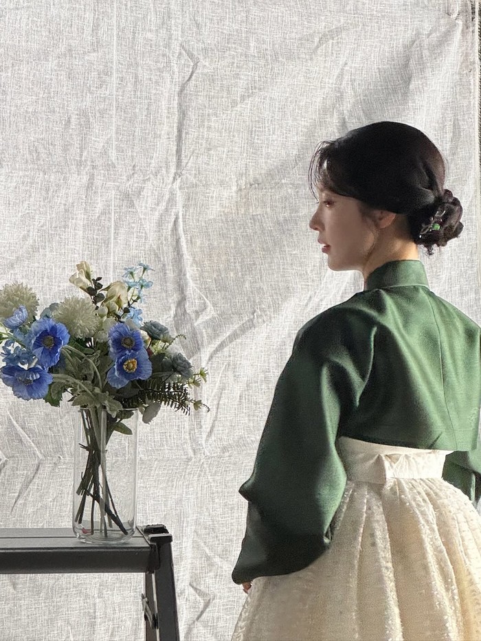 Peran Gong Seung Yeon sebagai ibu tunggal dari putra mahkota di drama 'Perfect Crown' telah ditonjolkan sejak awal dengan kesan tangguh melalui kombinasi warna terang yang menonjol pada pakaian hanbok./ Foto: instagram.com/0seungyeon