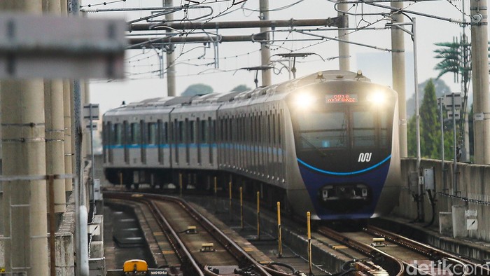 Rencana perpanjangan jalur MRT dari Lebak Bulus menuju Serpong kini memasuki tahap awal melalui studi kelayakan. Proyek ini menjadi bagian dari upaya pengembangan jaringan transportasi massal di wilayah penyangga ibu kota.
