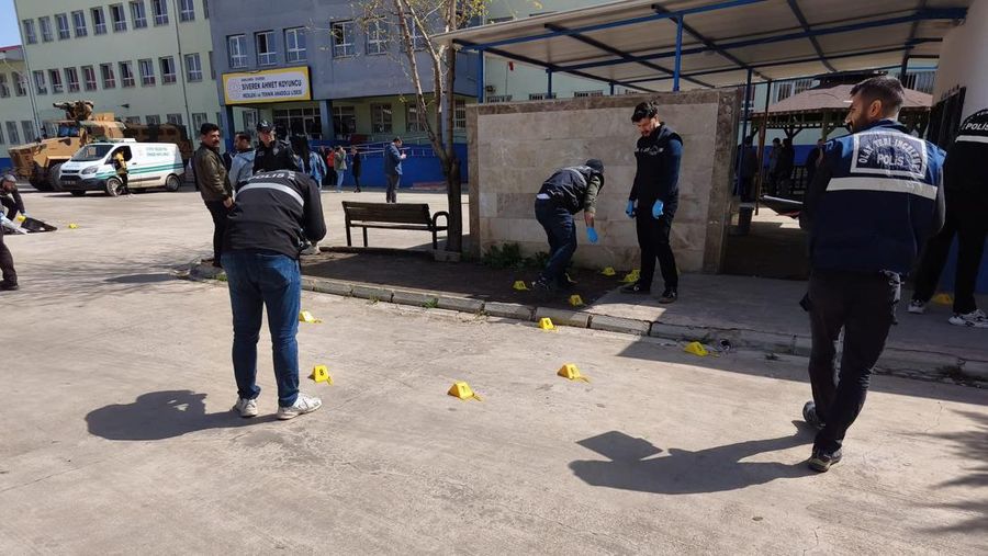 Sebuah video merekam detik-detik seorang remaja melepaskan tembakan di sebuah sekolah menengah di Provinsi Sanliurfa, Turki bagian tenggara, pada Selasa (14/4/2026), melukai sedikitnya 16 orang. (Tangkapan Layar Video Reuters/IHA)
