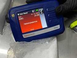 Polda Riau dan Avsec Gagalkan 5 Kg Sabu yang Akan Dikirim ke Lombok