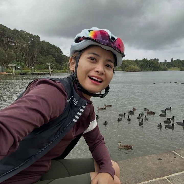 <p>Melalui unggahan di Instagram, Acha pun kerap membagikan kesehariannya selama tinggal di Negeri Kanguru. Seperti pada foto ini, Acha terlihat bersepeda santai dengan latar pemandangan danau yang indah.&nbsp;(Foto: Instagram @septriasaacha)</p>