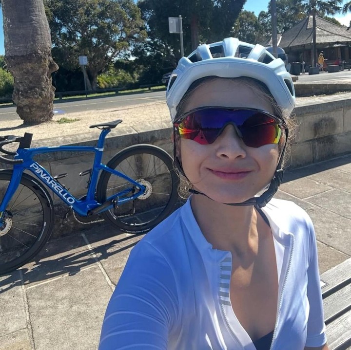 <p>Tak ingin melewatkan momen, bintang film <em>Heart</em> ini pun kerap berpose saat sedang bersepeda. Dalam foto ini, Acha terlihat tampil begitu <em>stylish</em>, mulai dari mengenakan helm hingga kacamata. (Foto: Instagram @septriasaacha)</p>