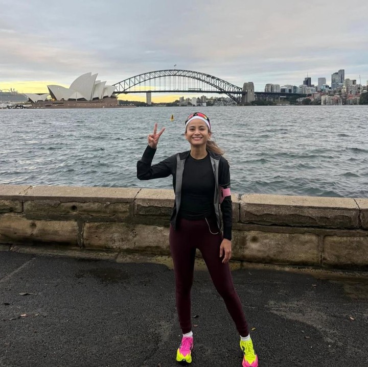 <p>Tidak hanya bersepeda, Acha juga memiliki hobi berlari. Pada foto ini, ia terlihat mengikuti lari maraton dengan latar pemandangan Sydney Harbour Bridge yang ikonik. "Lari setengah maraton 2 jam 11 menit," ungkap Acha, dikutip dari akun Instagram <em>@septriasaacha.</em> (Foto: Instagram @septriasaacha)</p>