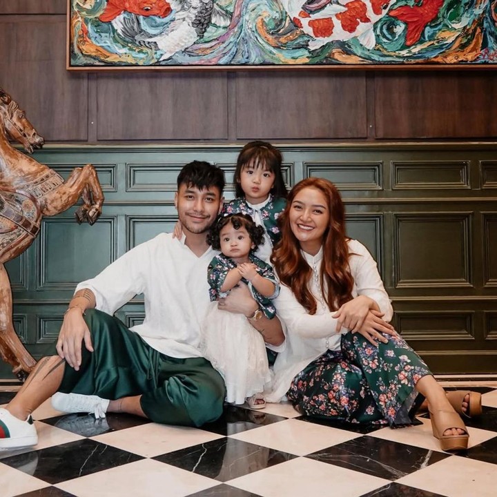 <p>Sejak resmi menikah dengan Krisjiana Baharudin, penyanyi dangdut Siti Badriah kini telah dikaruniai dua orang anak perempuan yang cantik. Salah satu yang turut mencuri perhatian netizen adalah anak keduanya, Xandraya Zevora Davanee Baharudin. (Foto: Instagram @sitibadriahh / @bapak3biduan)</p>