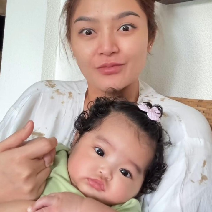 <p>Xandraya diketahui lahir pada 15 Mei 2025. Ia tumbuh begitu menggemaskan dan disebut mirip banget dengan sang Bunda. Bahkan, bentuk mata dan senyumannya pun hampir sama, lho. (Foto: Instagram @sitibadriahh)</p>