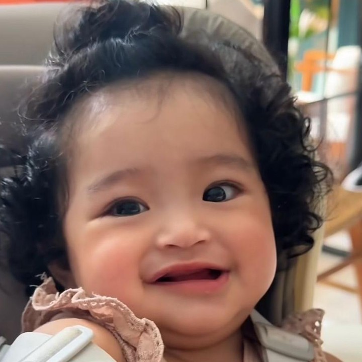 <p>Lewat unggahan di Instagram, baik Siti maupun Krisjiana kerap membagikan keseharian sang putri yang kini semakin tampil menggemaskan. Seperti pada momen ini, saat sang Ayah memintanya untuk menunjukkan gigi yang sudah tumbuh, Xandraya seolah sudah mengerti dan langsung tersenyum lebar. Namun, sepertinya Si Kecil ini tidak ingin direkam nih, Bunda. "Ah padahal ketawa sebelumnya ahhh!! Direkam malah diem. Syebelll," ungkap Krisjiana. (Foto: Instagram @sitibadriahh / @bapak3biduan)</p>