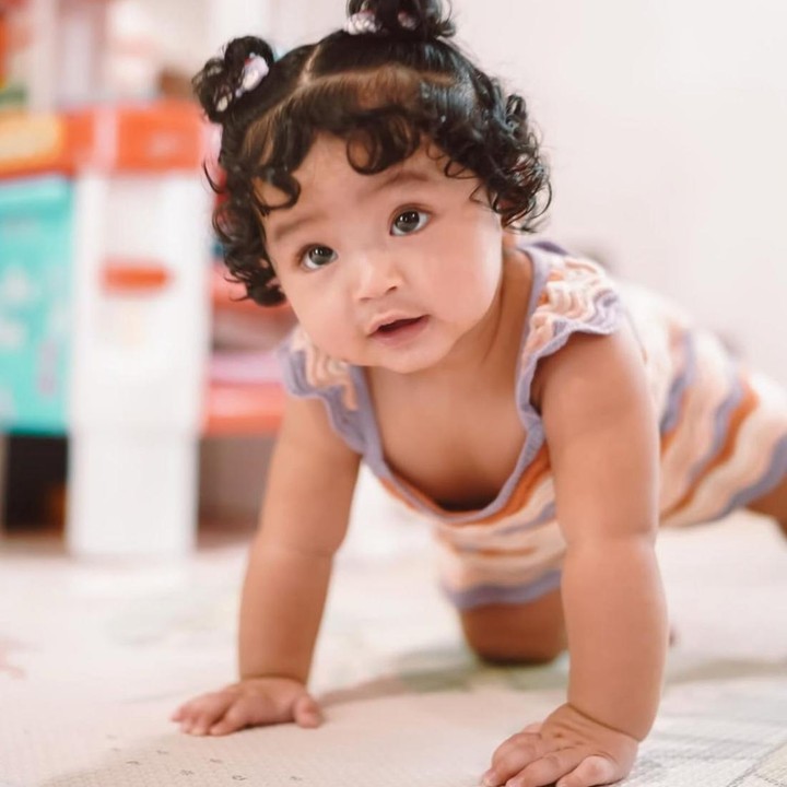 <p>Saat usia delapan bulan, Xandraya ternyata sudah pandai merangkak hingga duduk lho, Bunda. Hal ini terlihat dari beberapa foto di Instagram yang memperlihatkan tumbuh kembang Si Kecil yang kini semakin aktif. (Foto: Instagram @sitibadriahh / @bapak3biduan)</p>