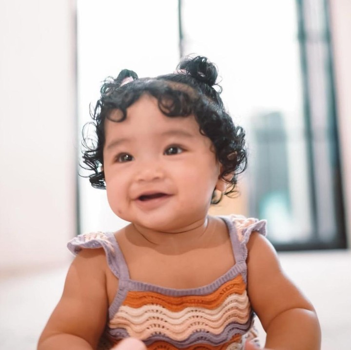 <p>Melihat dari unggahan di Instagram, tak sedikit netizen yang berkomentar bahwa Xandraya sangat mirip dengan sang Bunda. "Siti Badriah lek Ketiplek banget, ya. Gemas," kata <em>@yoh****</em>. "Lucu adeknya Xarena, lebih mirip ke Bunda Siti," ungkap <em>@non****.</em> "Siti Badriah cilik," tambah<em> @deg****.</em> (Foto: Instagram @sitibadriahh / @bapak3biduan)</p>