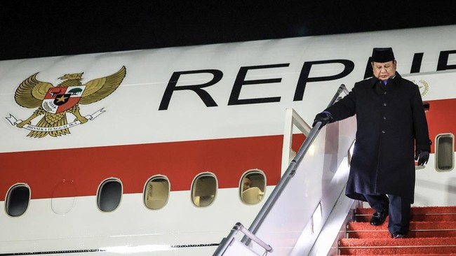 Presiden Prabowo Subianto menuruni anak tangga pesawat kepresidenan setibanya di Bandar Udara Orly, Paris, Prancis, Senin (13/4/2026). Presiden Prabowo mengunjungi Prancis untuk melakukan pertemuan dengan Presiden Emmanuel Macron dengan agenda antara