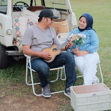 Liburan Romantis di Garut, 7 Potret Sus Rini & Suami Mesra bak Prewedding